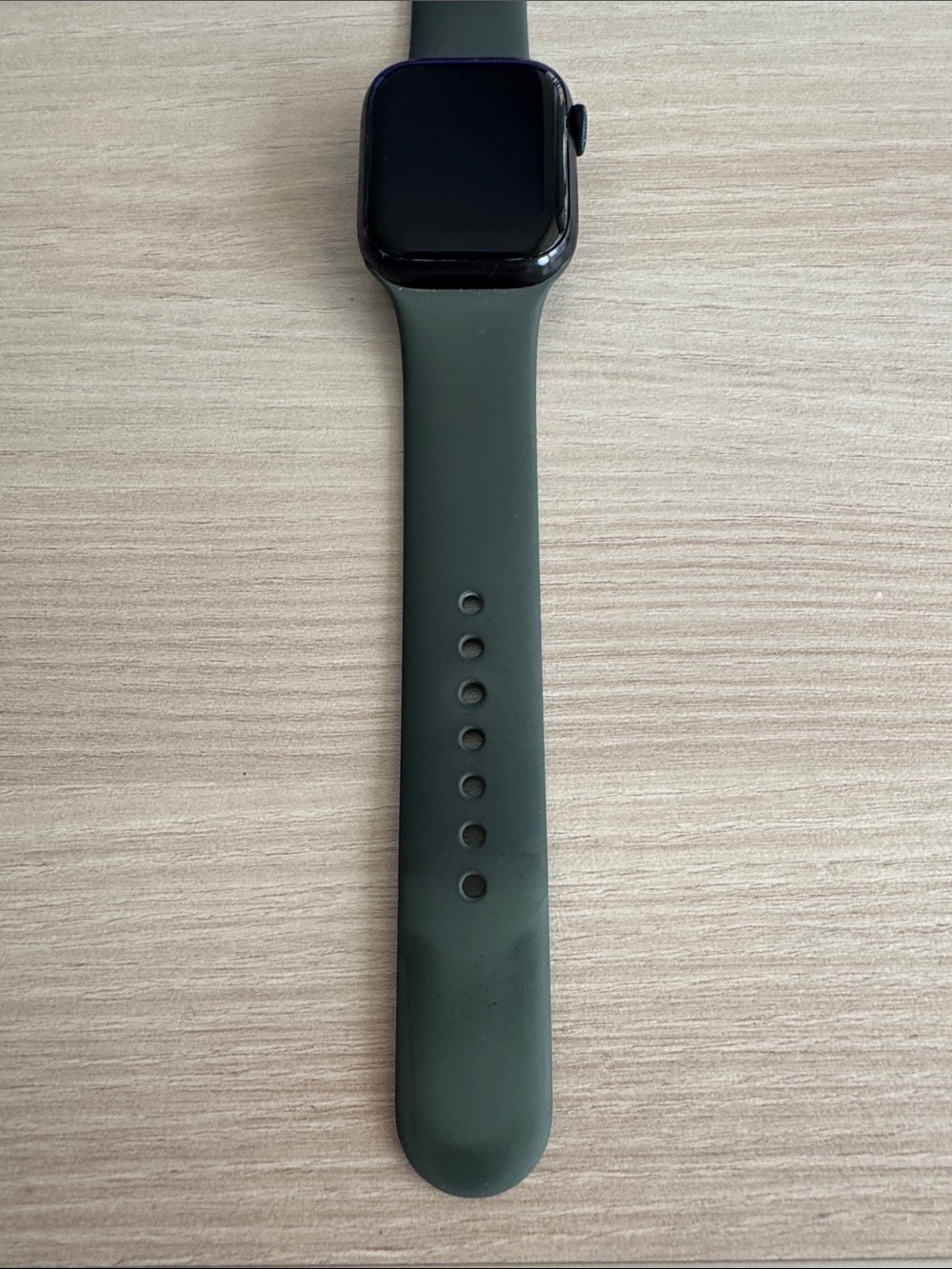 Apple Watch Series 7 GPS with Green Silicone Smartwatch Band - Picture 4 of 8